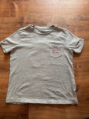 Kids Vineyard Vines Light Gray Short-Sleeve Pocket Tee with Pink Whale size 7